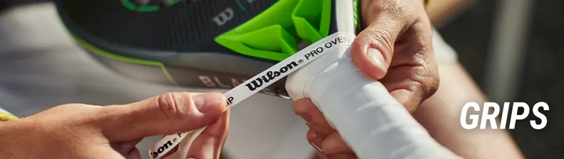 Grips para pádel que mejoran el control y absorben el sudor Envolviendo un grip blanco Wilson Pro en una pala de pádel